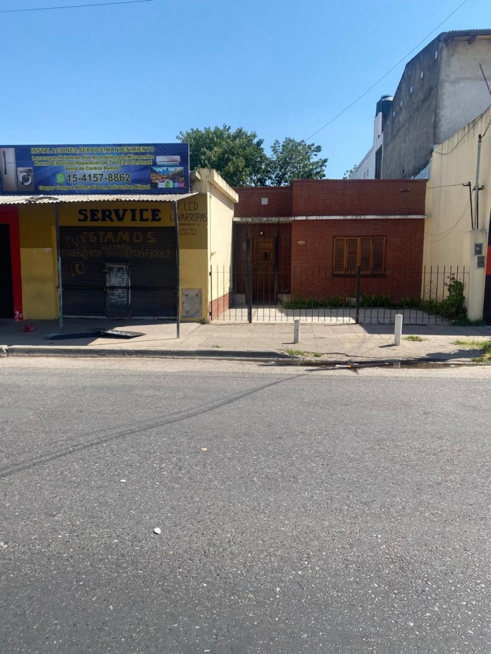 CASA AMERICANA con Local al frente
